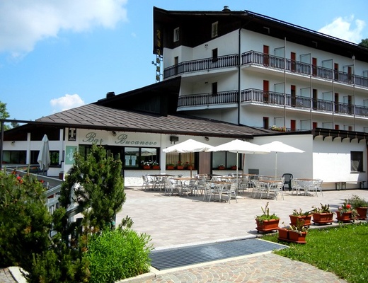L'hotel  e la sua terrazza in estate