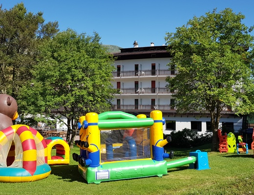 i gonfiabili per i bambini all'esterno