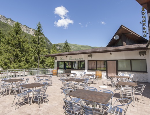 La terrazza del bar con vista sulle montagne