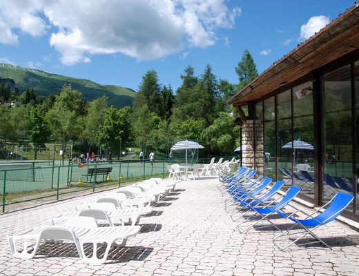 Il solarium esterno, accanto ai campi da tennis