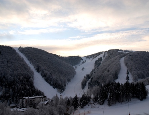 L'hotel circondato dalle piste innevate