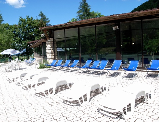 Il solarium esterno della piscina